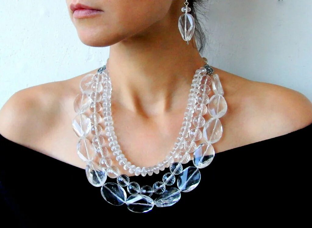 Необычные украшения. Украшения из горного хрусталя. Прозрачные бусы. Бижутерия из эпоксидной смолы. Шар прозрачный пластиковый декор.
