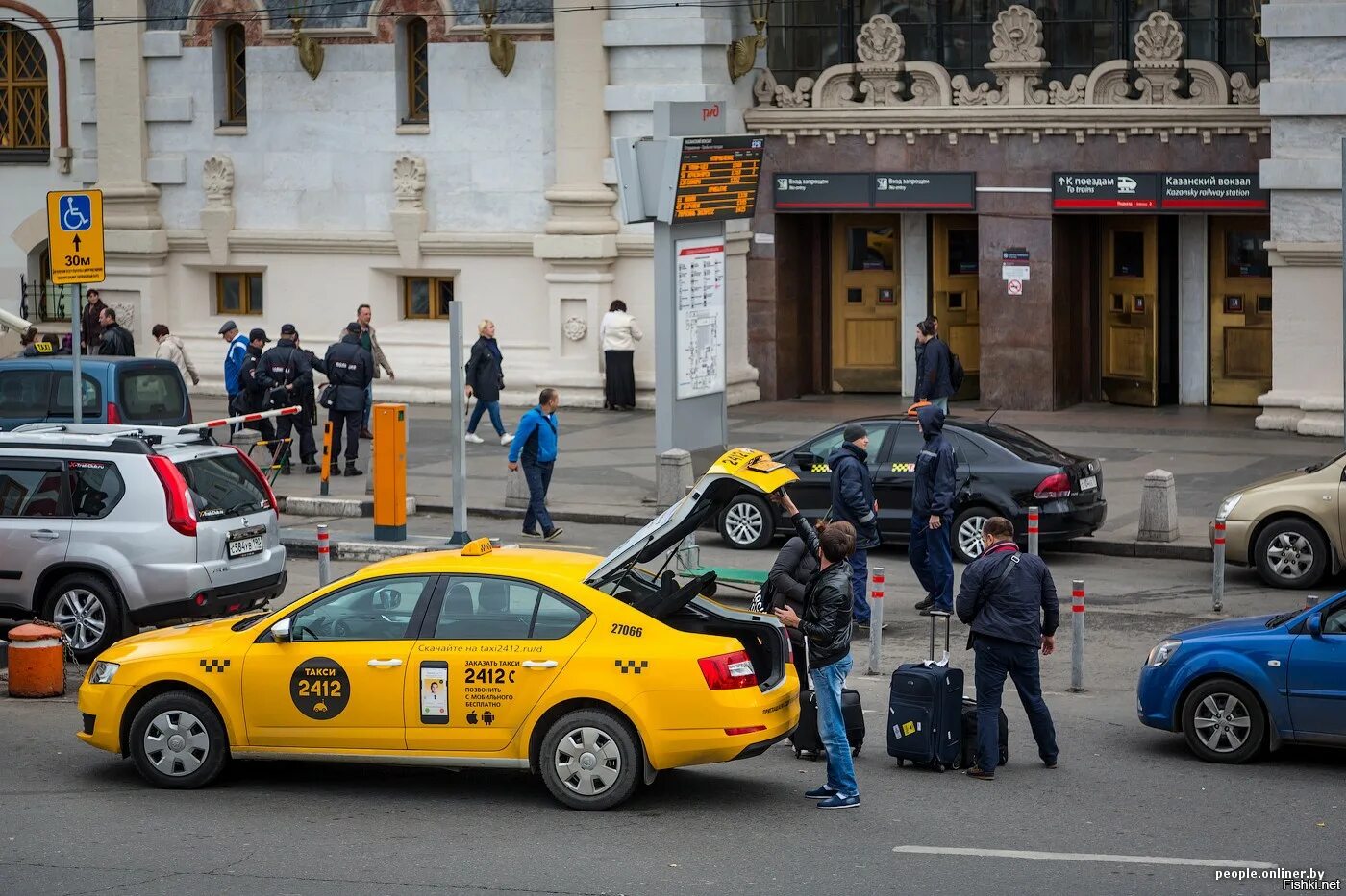 Автомобиль «такси». Таксопарк стоянка такси. Где стоят таксисты. Яндекс такси. Яндекс такси.