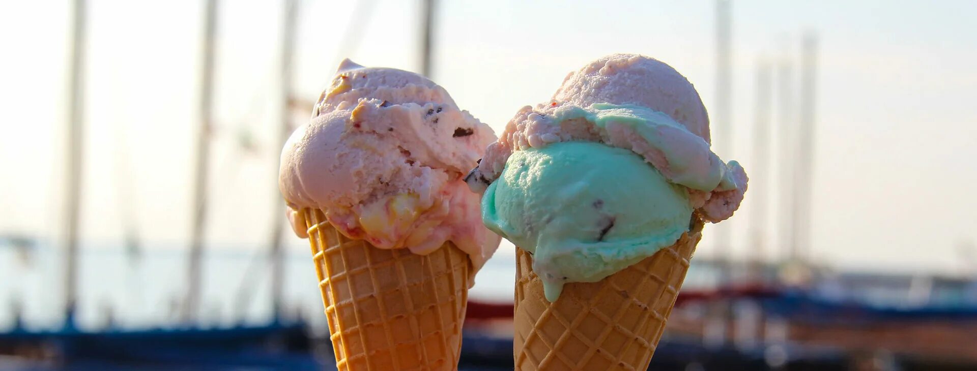 Девушка и мороженое. Предложить мороженое. Девушка и мороженое. Предложить мороженое. Мороженое в вафельном рожке.