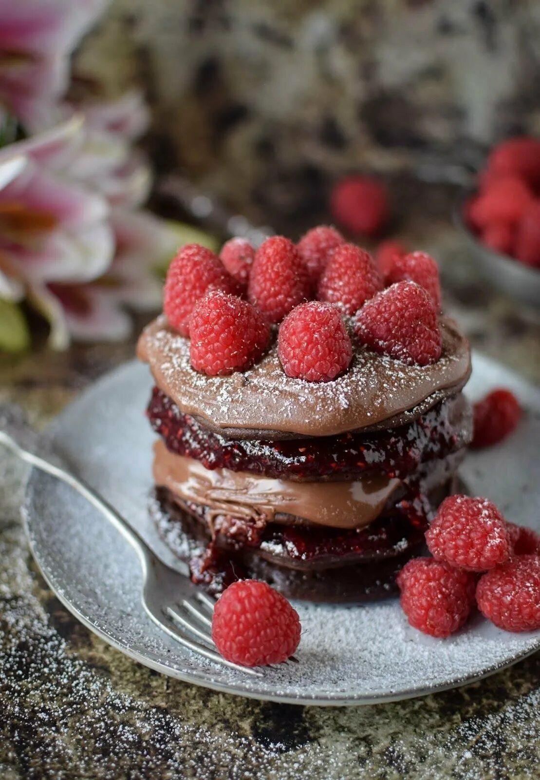 торт малина мак. малиновое пирожное. воздушный десерт. пирожное с малиной. пирожное с малиной.