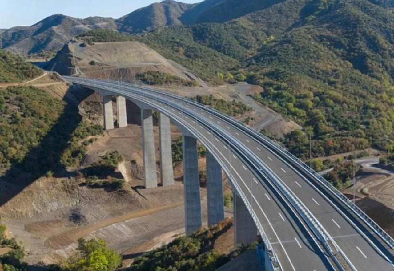 На дороге кроме того. Автомагистрали Лиона. Istanbul motorway. Прждево Демир Капия. Как выглядит autostradale.