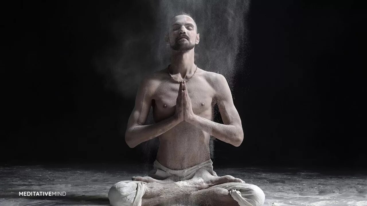 Медитация без рекламы без слов. Джняни. Медитация Shuma. Человек в медитации стоя. Йог сидит.