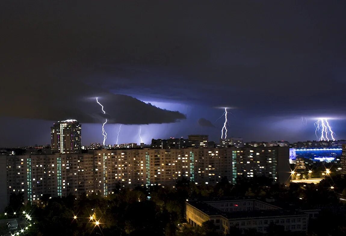 Гроза москва 2021. Страшная гроза в москве. 07. Гроза в июле. Гроза в москве 13 июля.
