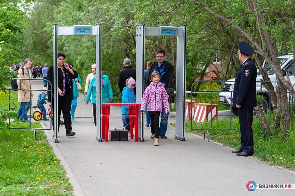 Проход через металлодетектор. Рамки металлодетектора в парке. металлоискатель в парке. рамки убийцы металлодетекторы.