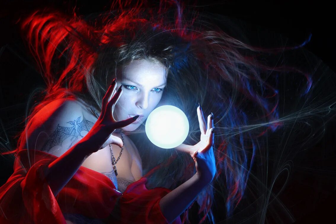 Девушка маг. Волшебство и магия. Колдовство девушка. Фотосессия в стиле ведьмы в лесу. Образ ведьмы.