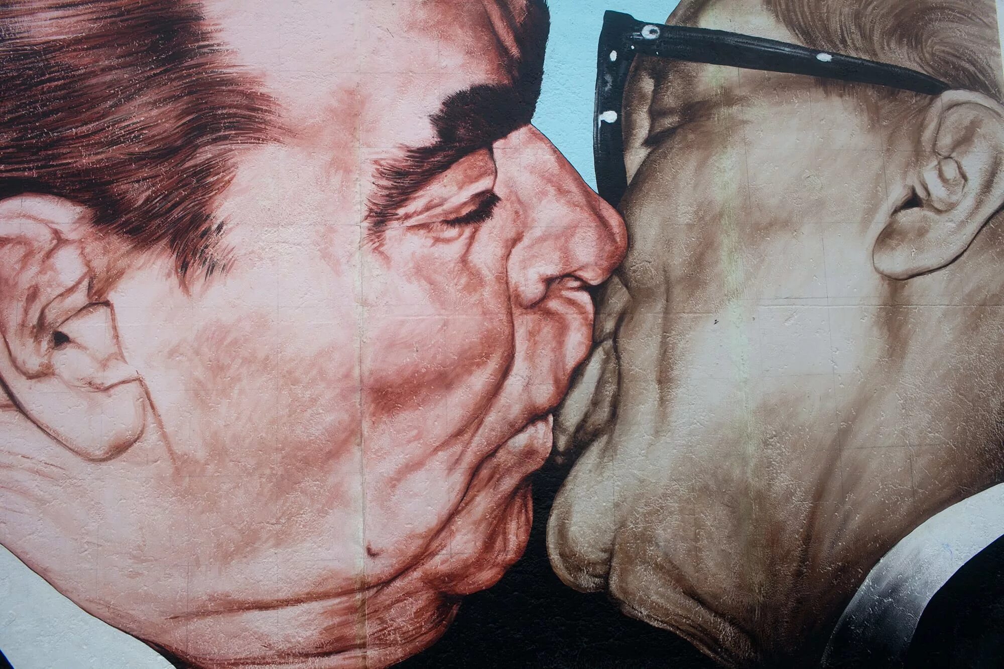 Почему брежнев целовался в губы. Брежневский поцелуй. Поцелуй брежнева и хонеккера. Почему брежнев целовался в губы. Почему брежнев целовался в губы.