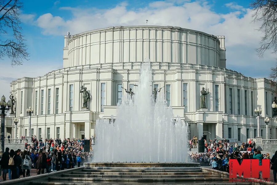 Оперный театр Минск. Фонтаны Минска около театра оперы. Фонтан у театра в Минске. Самые красивые фотографии театров Минска. Театр минск сегодня