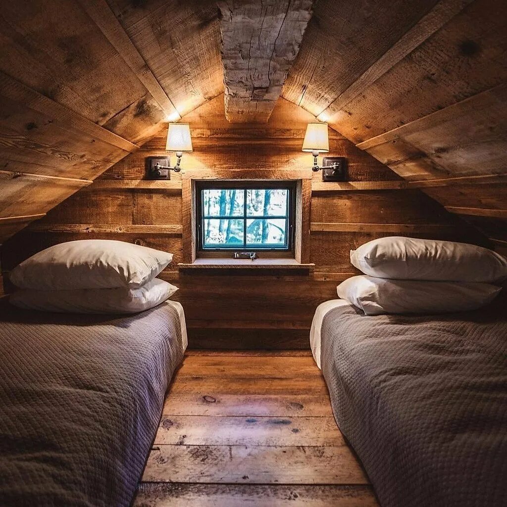 Чердак изнутри. Данн кэтрин &quot;чердак / attic&quot;. спальня на чердаке. уютная спальня на чердаке. комната на чердаке.
