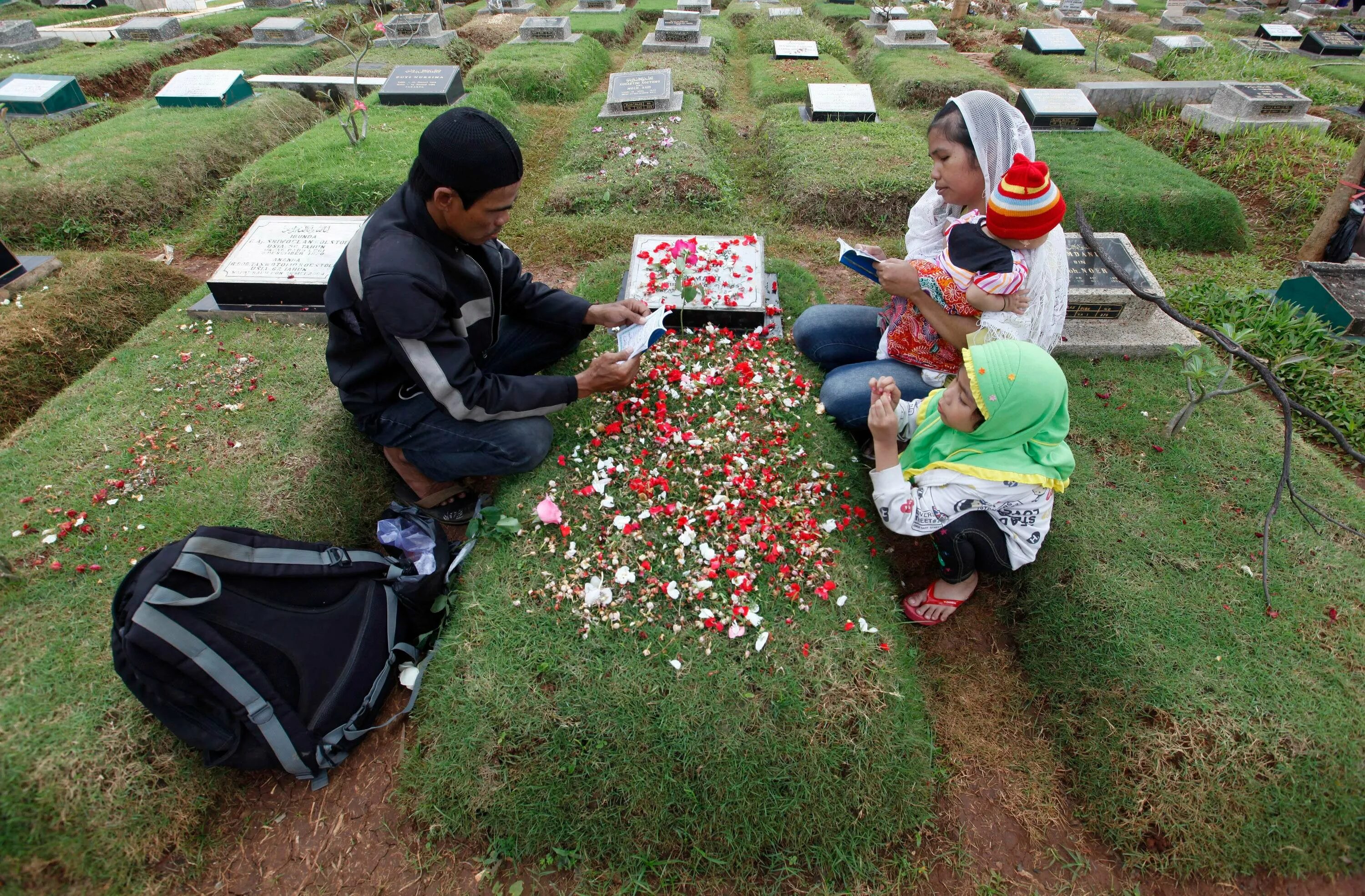 Можно ли посещать кладбище в исламе. Кладбище мусульман. Мусульманское кладбище. Красивые мусульманские могилы.