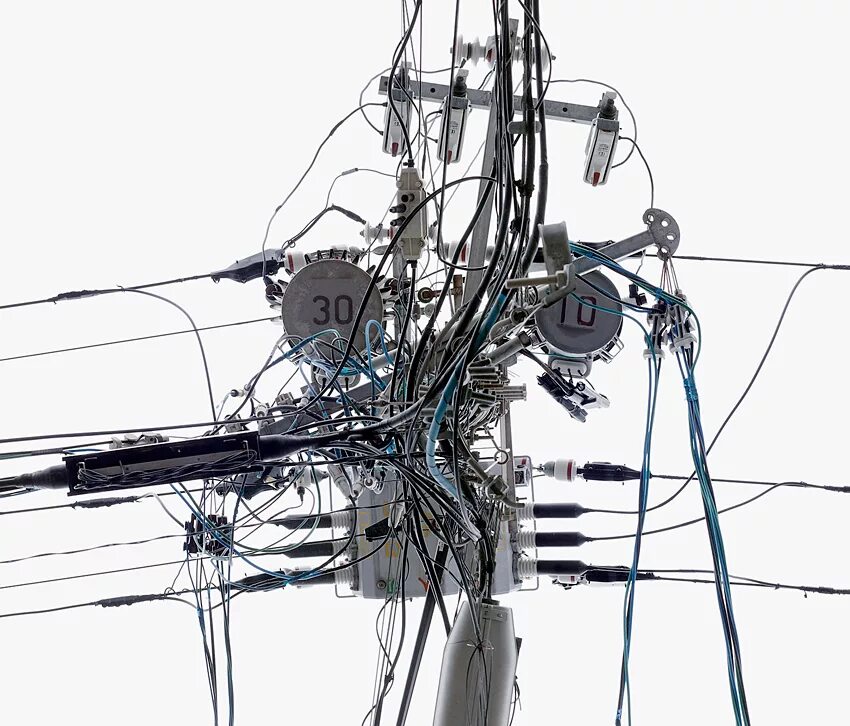 Куча проводов. Линии электропередач в Японии. Много проводов на столбе. Много проводов. Запутался в проводах