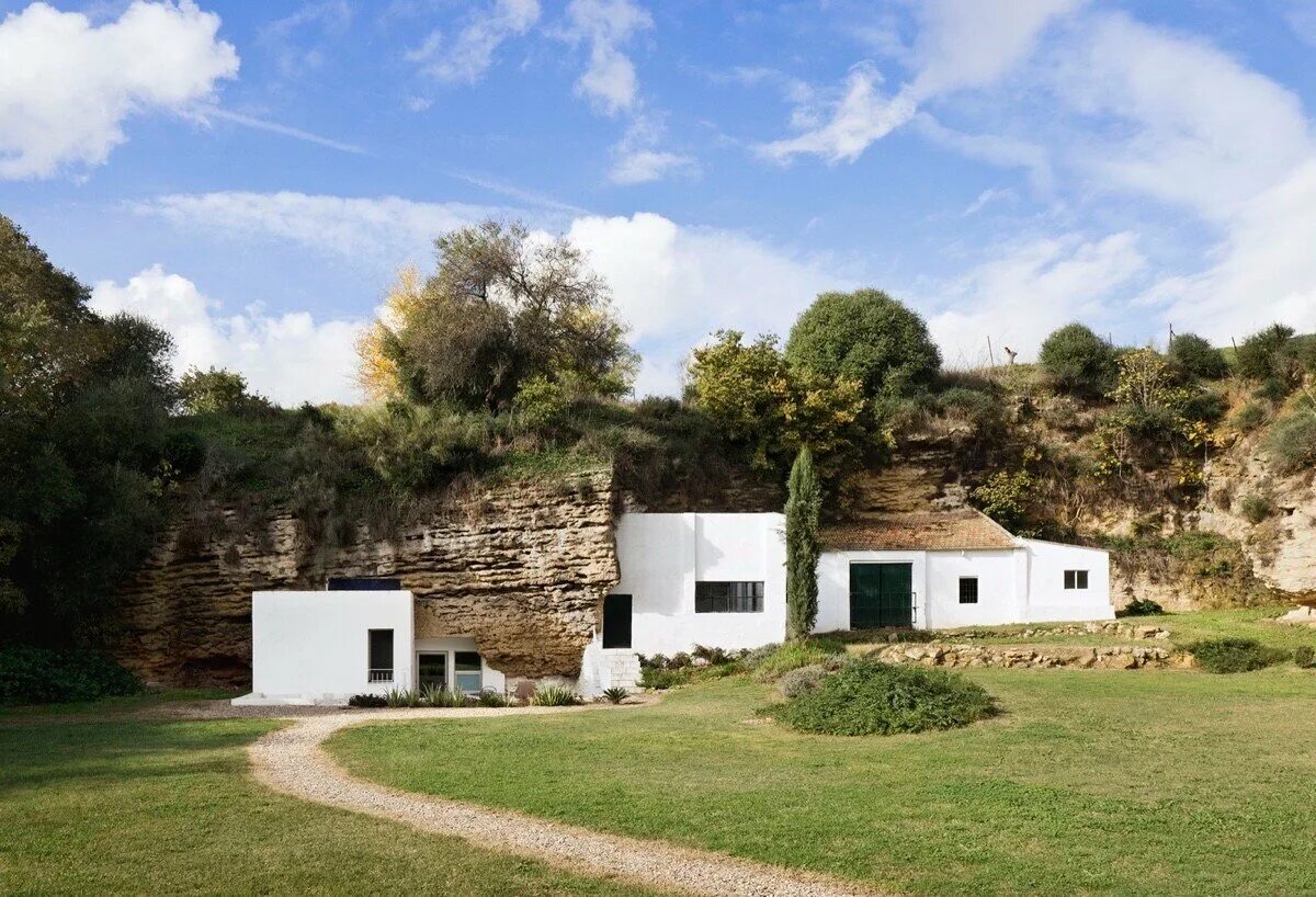 Cave House в Испании. Пещерный дворец Cave Palace Ranch, Юта, США. Дом в скале. Дом в пещере. Современные скалы