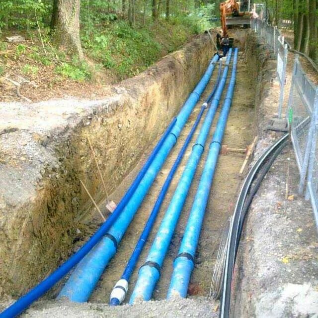 Парогенератор уперся в колено водопровода под землей. Участок под водопроводом. Фото водовод между двумя домами. Напорный коллектор. Участок под водопроводом.