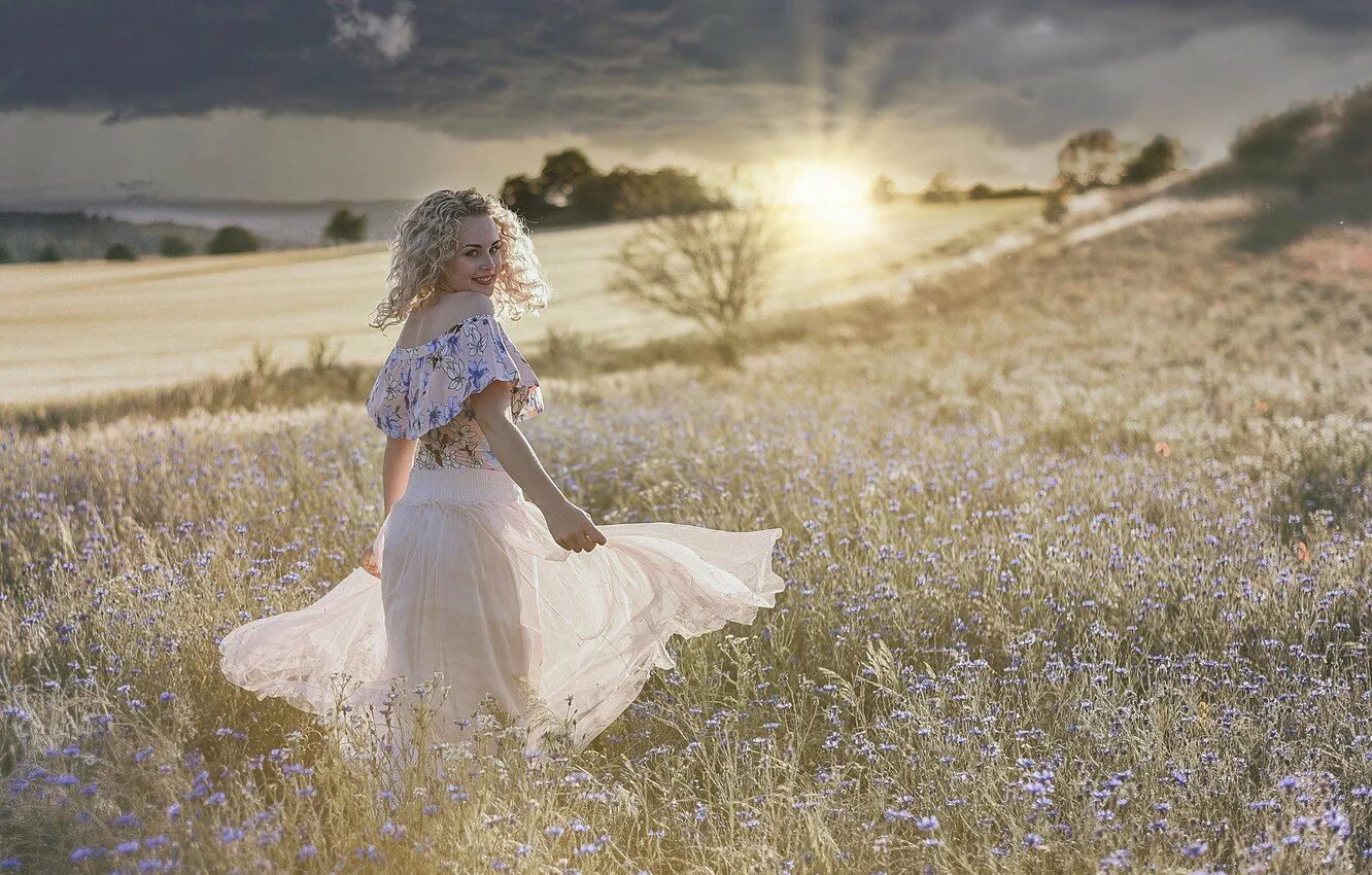 Еще летом года стало. Фотосессия в поле. Девушка в белом платье в поле. Девушка в цветущем поле. Фотосессия в полевых цветах.