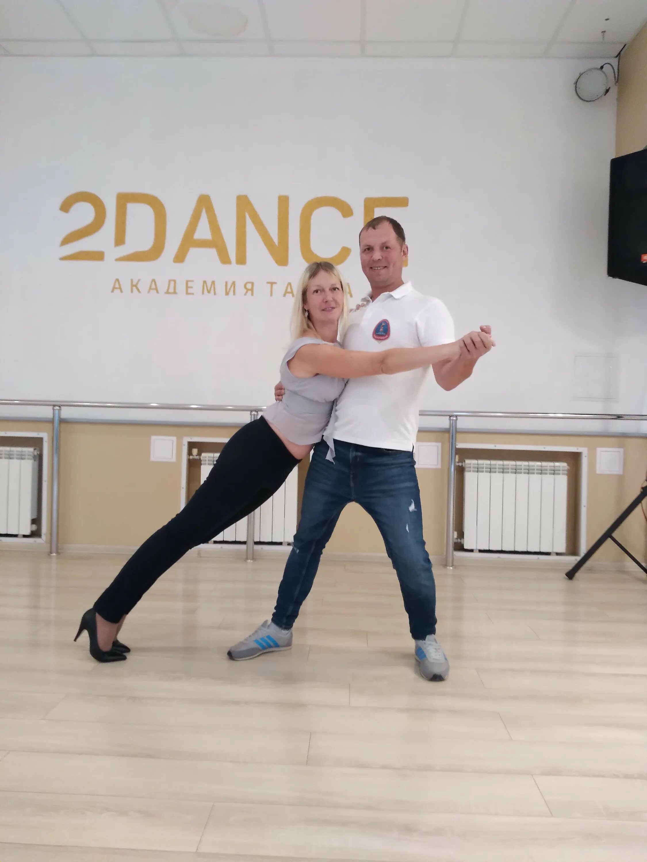 Москва танцуй екб танцуй текст. Академия танца 2dance Екатеринбург. 2 Дэнс Екатеринбург. Каприэль танцы Екатеринбург. Танец в Екатеринбурге.