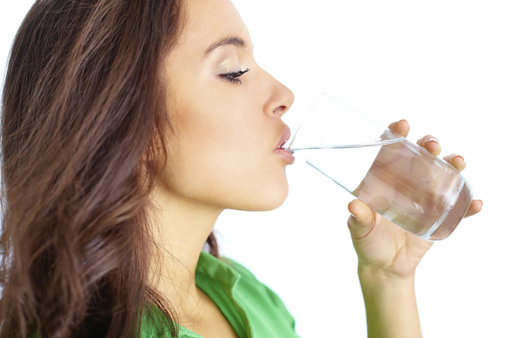 Девушка пьет воду. Человек пьет воду из стакана. Человек пьет. Девушка пьет воду из стакана. Выпивать стакан теплой воды