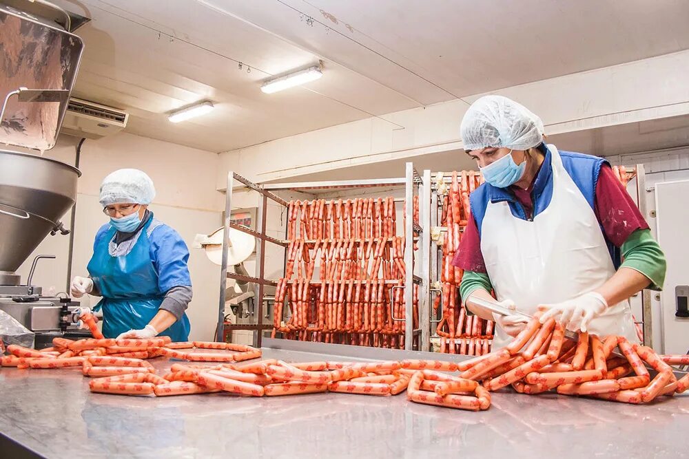 Производство мпз. Упаковщик в колбасный цех. Мясоперерабатывающий цех. Упаковщик мясных изделий.