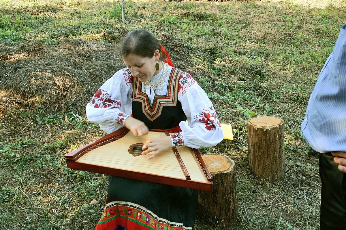 Музыкант гусли. Русский народный инструмент гусли. с гусли древней руси.