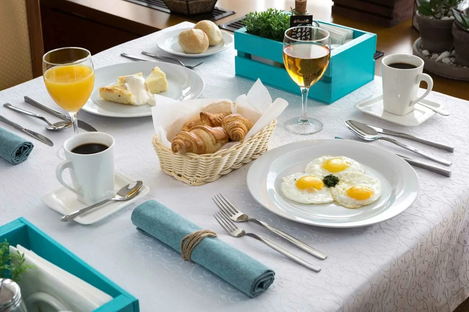 Сервировка стола к обеду технология. Предварительная сервировка стола к завтраку. Схемы правильного использования столовых приборов. Порядок сервировки. Правила сервировки столовых приборов.