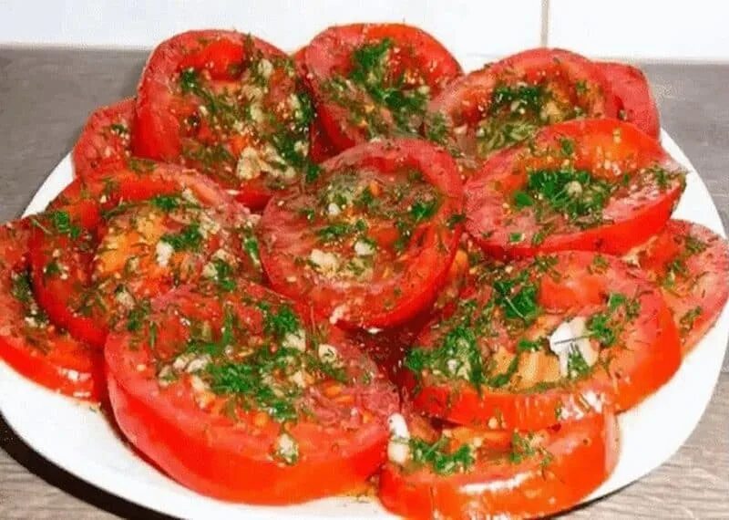 Помидоры закусочные быстрого. Помидоры с чесноком. Закуски к шашлыку. Острая закуска из помидор. Быстрая закуска из помидор.