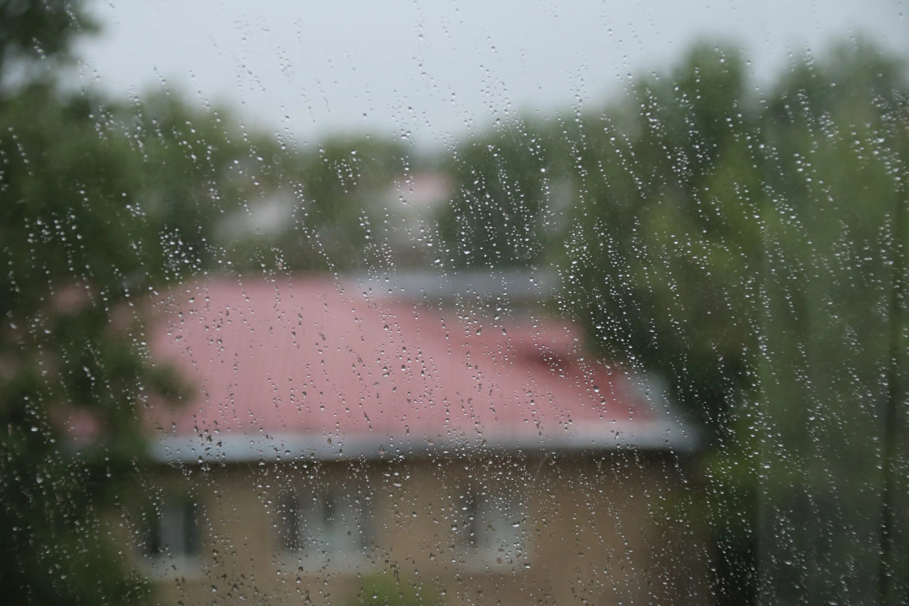 Дождь на коротких выдержках. Ярославль пасмурное лето. Снимать дождь. Капли дождя снятые ультра замедленной камерой.
