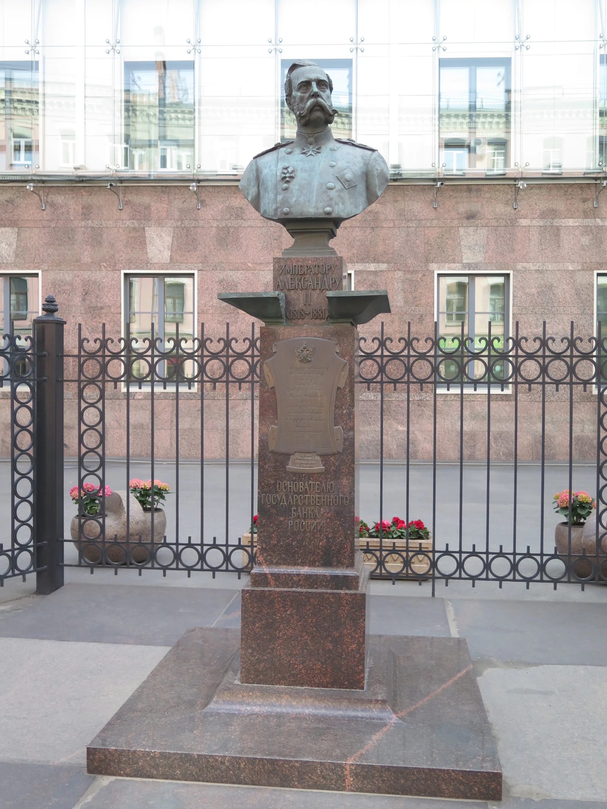 Памятник александру 2 в санкт петербурге. Памятник александру 2. Памятник александру 2 в санкт петербурге. Памятник александру 2 в петербурге. Памятник александру 2 в петербурге.