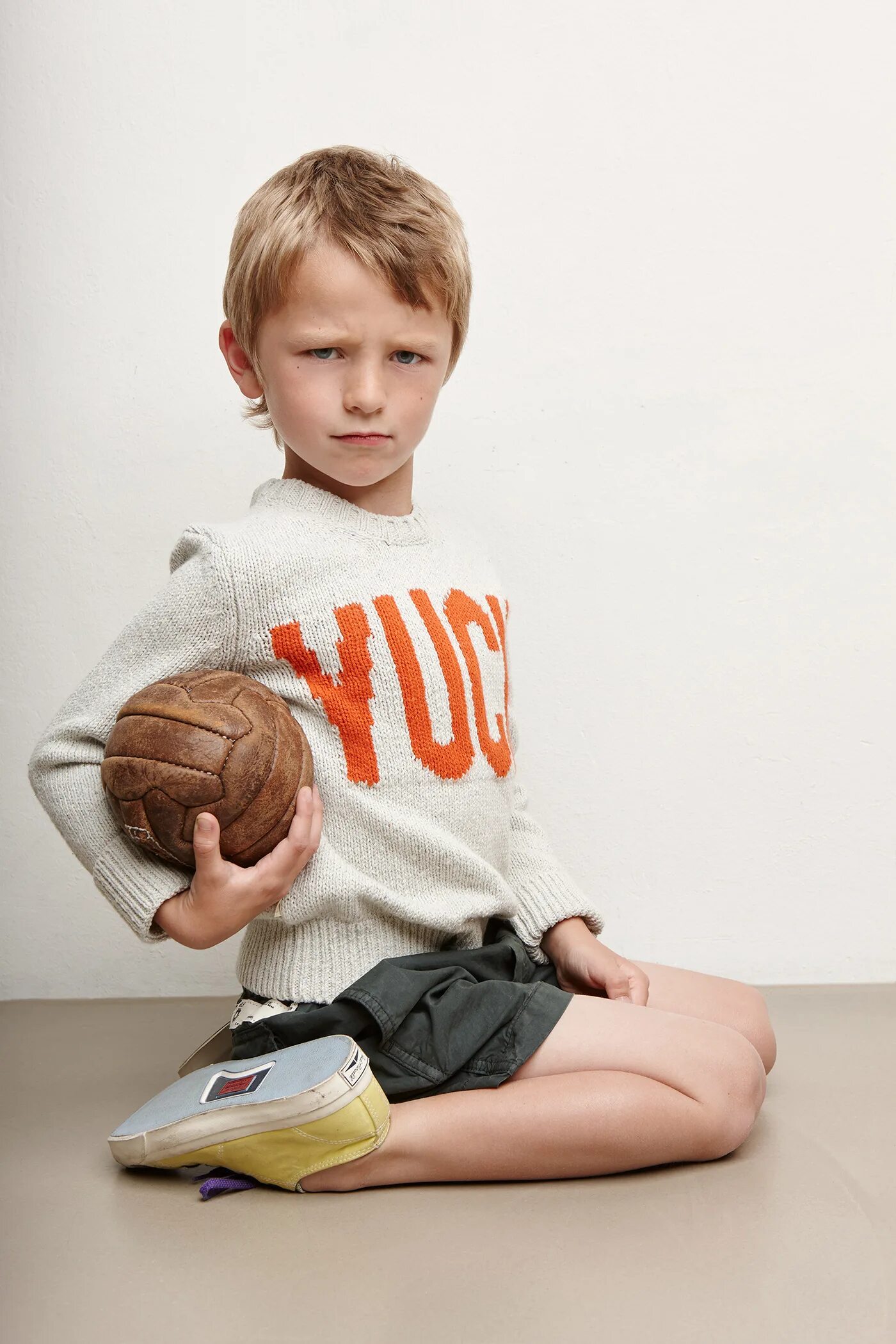 Фотосессия для мальчика. Kids boys child. Ноги подростка бойлаверы. Модель бойс nakita. Мальчик барефут.