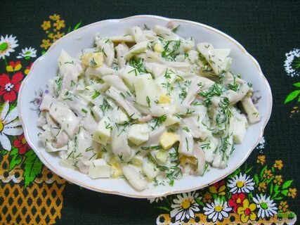 Салат с кальмарами яйцом и соленым огурцом