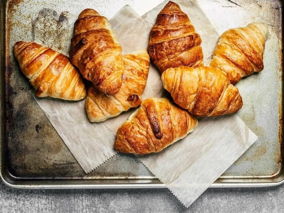 Как выглядит круассан. Круассаны. булочки круассаны. французский круассан. круассан на тарелке.