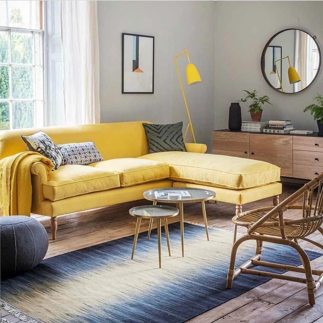 Горчичный в интерьере. Горчичный диван икеа. Сканди гостиная с желтым диваном. Желтый диван икеа. Желтый интерьер.