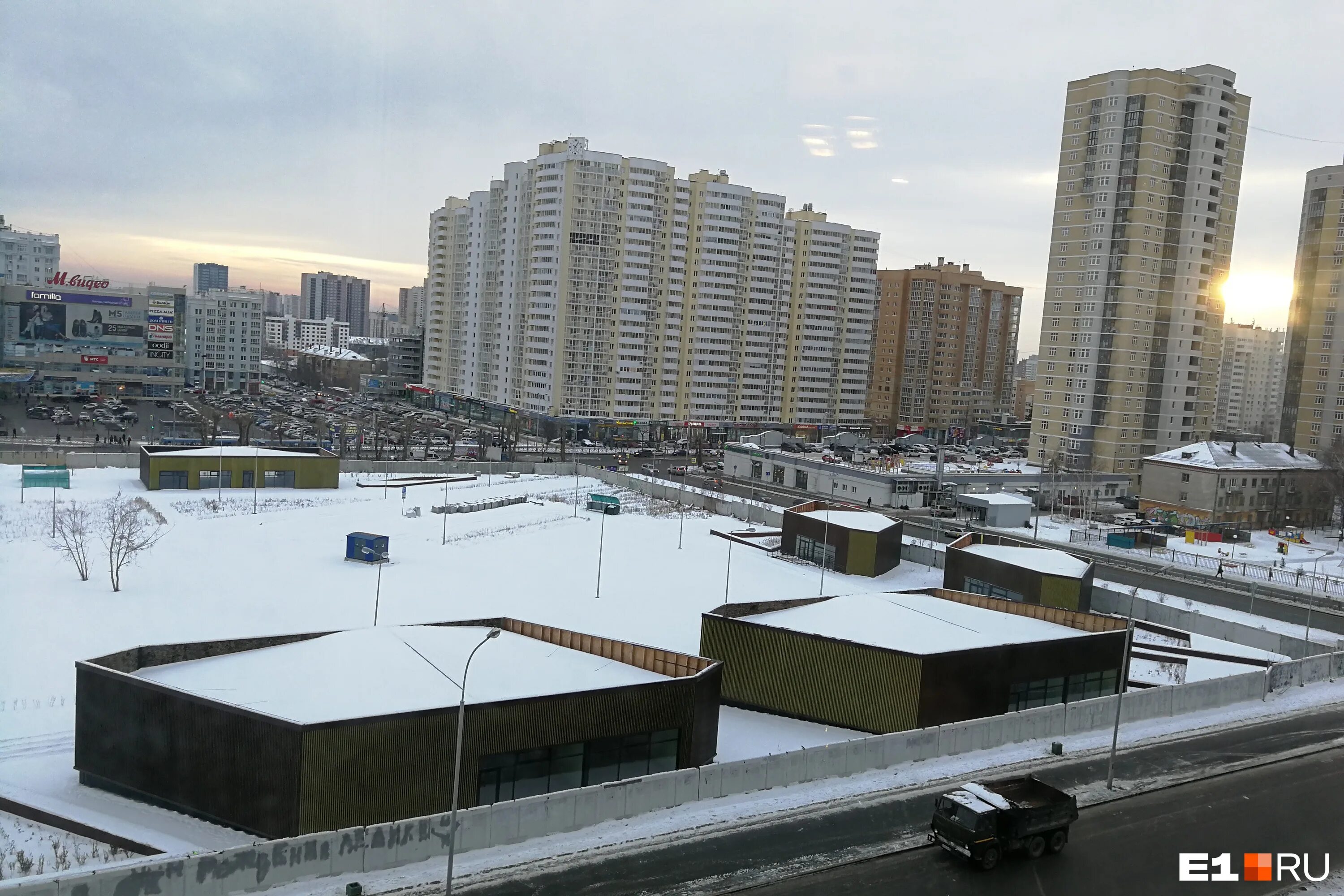 Чкаловский рынок. Мегаполис ЕКБ. Чкаловский рынок Екатеринбург фото. Екатеринбург город Мегаполис. Рынок напротив Южного автовокзала в Екатеринбурге.