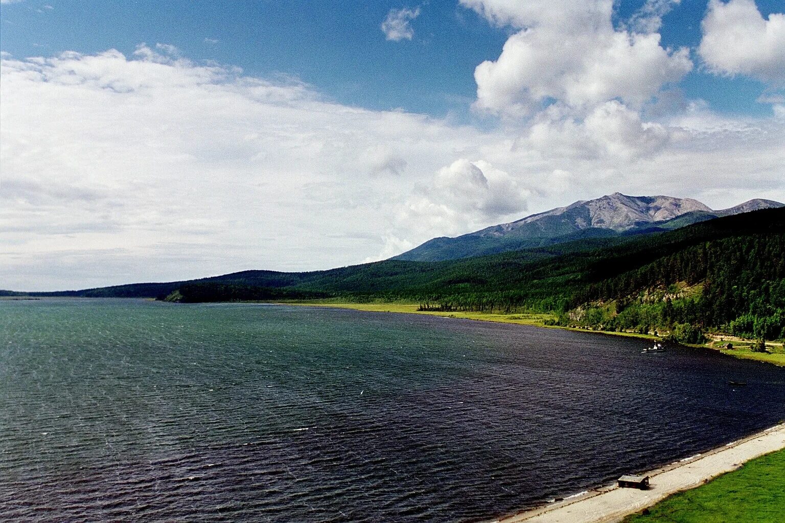Какое озеро является самым крупным пресноводным озером. Байкал пресноводное озеро. Байкал искусственное озеро. Озеро Байкал панорама. Климат Байкала.