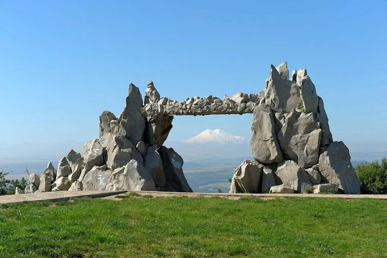 Северный кавказ интересное. Кавказские Минеральные воды Ставропольский край. Ворота любви Машук гора Машук. Ворота любви Пятигорск. Пятигорск гора Машук Орел.