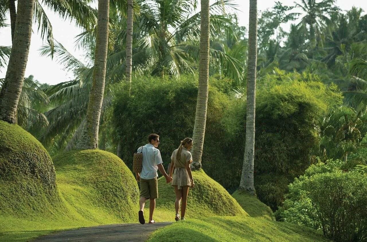 Возлюбленные в джунглях. Двое в джунглях. Люди которые живут в джунглях. Эдгар рамирес в фильме золото. Бали пара влюбленная.