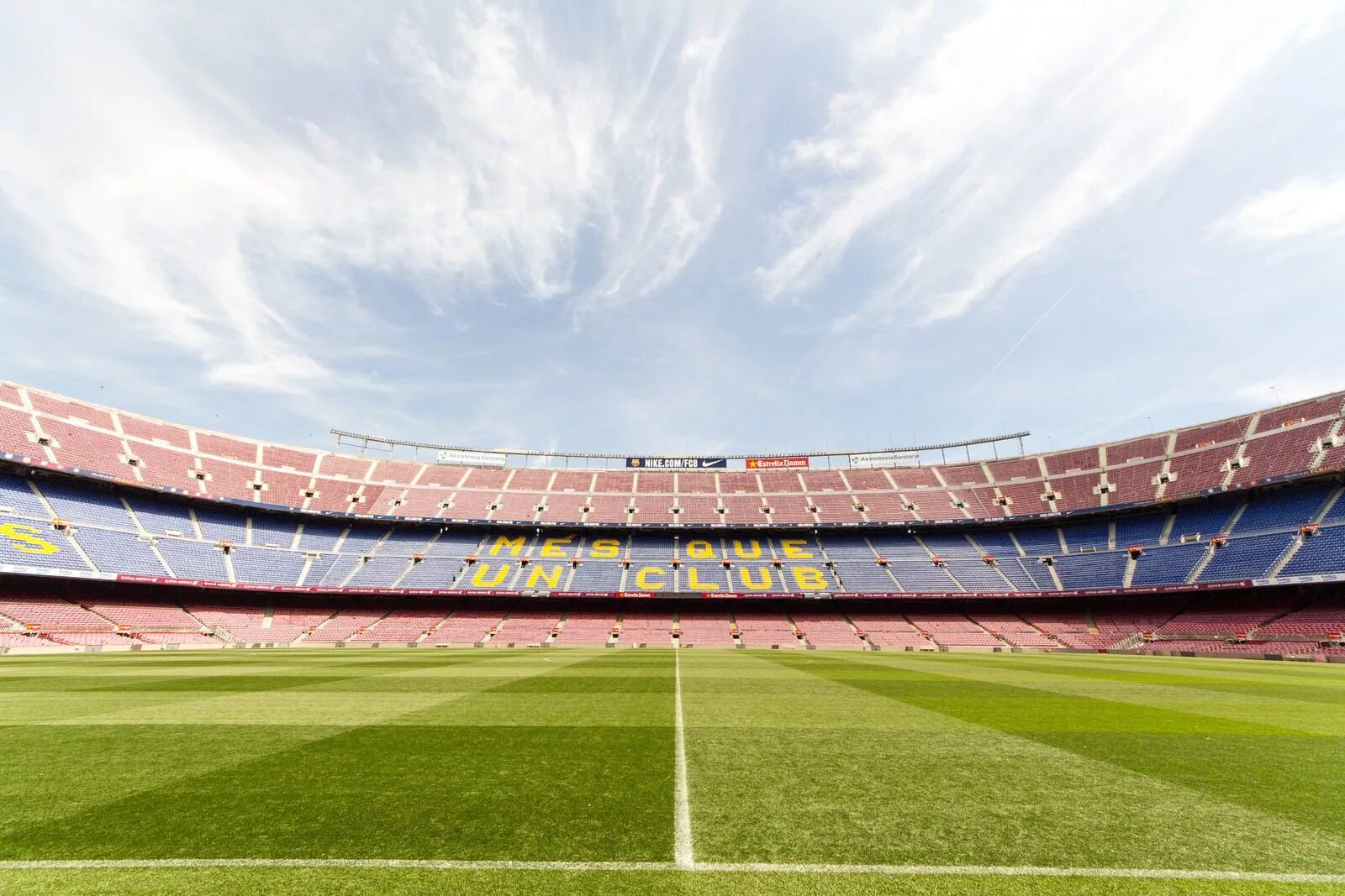 Stadion barsa uz. Камп ноу стадион. Стадион Камп ноу в Барселоне. Камп ноу стадион 2023. Футбольное поле стадиона Камп ноу.