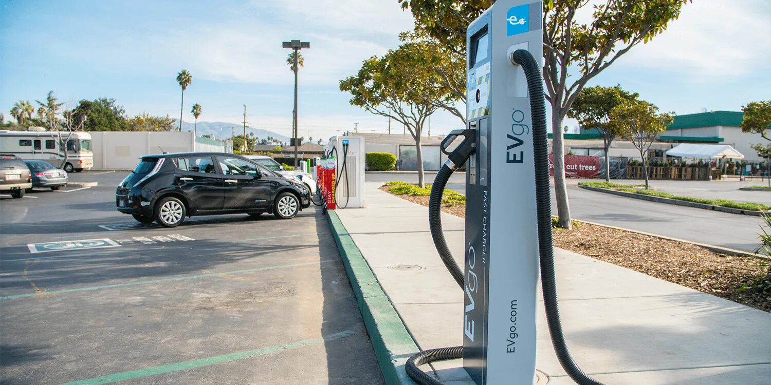 Домашняя зарядная станция. Electric vehicle Charging Station. ABB Charging Station 300 KW. Зарядка для электромобиля. Настенные зарядные станции для электромобилей.