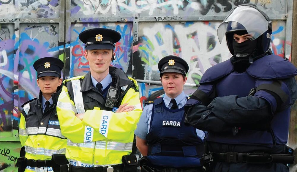 Полиция в разных странах. Garda ирландия полиция. полицейская форма. форма полиции ирландии. форма полиции разных стран.