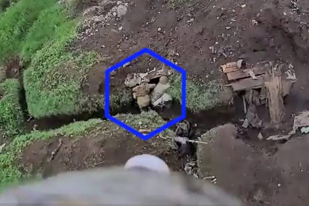 Беспилотник в небе. Схватка якута и украинца с дрона. Схватка якута и украинца с дрона. Бпла всу. Укрепрайон всу.
