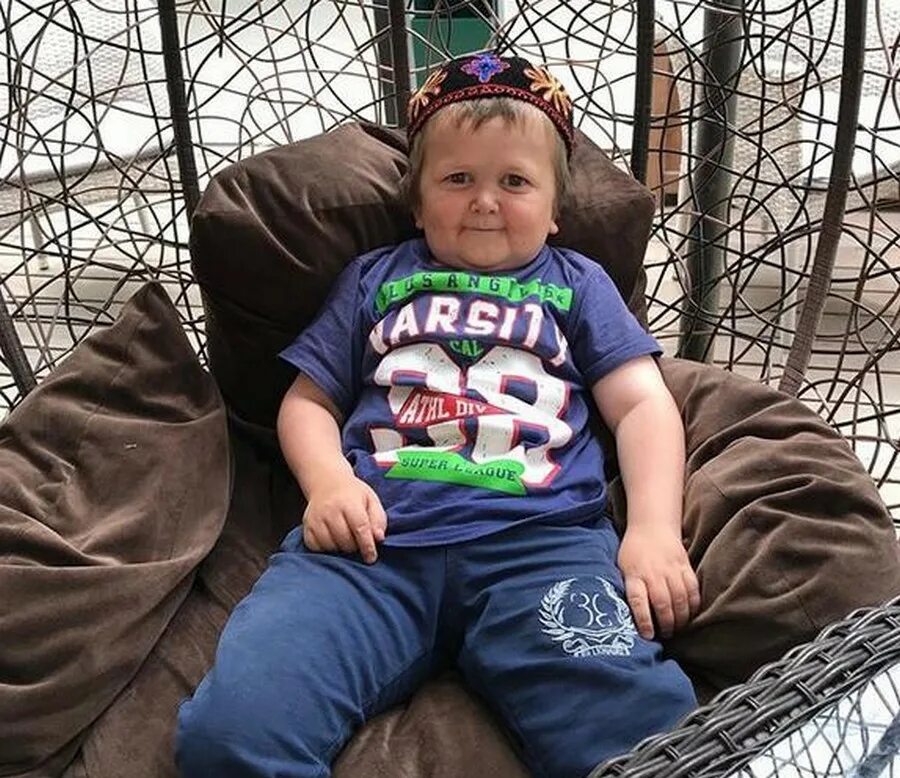 Русский питер пэн денис вашурин. Фото даунов. Хасбулат магомедов карлик. Денис вашурин 32. Маленький охранник.