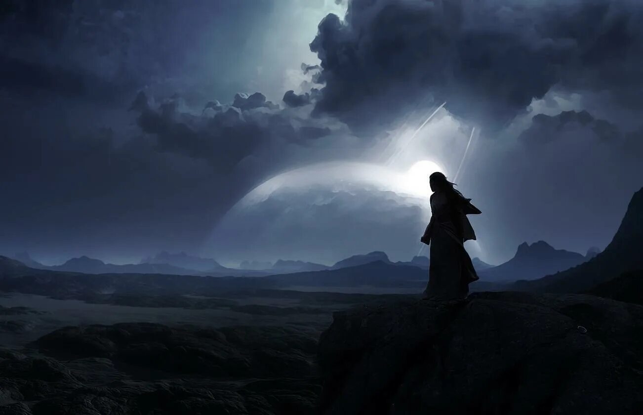 Одинокий странник в горах. Бежим по краю света одинокий. Женщина уходит вдаль. Девушка в тумане. Бежит по берегу моря.