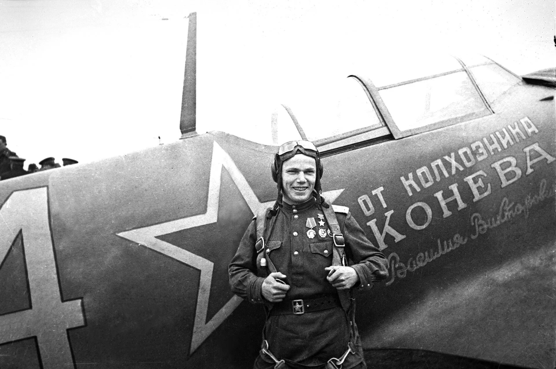Многим летчикам великой отечественной войны было. Летчики герои советского Союза Кожедуб. Летчик АС Кожедуб.