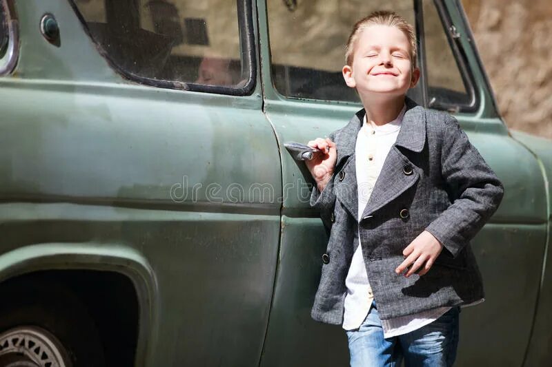 Мальчик около машины. Машина мальчик стиль. Фото: мальчишки на автомобилях. Парень с ребёнком с мальчиком возле машины. Песни мальчик на машине