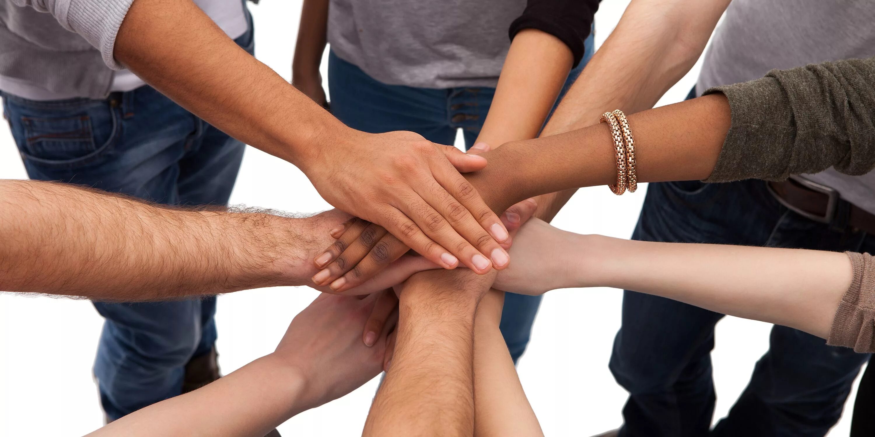 офис рукопожатие. руки вместе. деловые переговоры. сплоченность коллектива. вместе соглашаются.