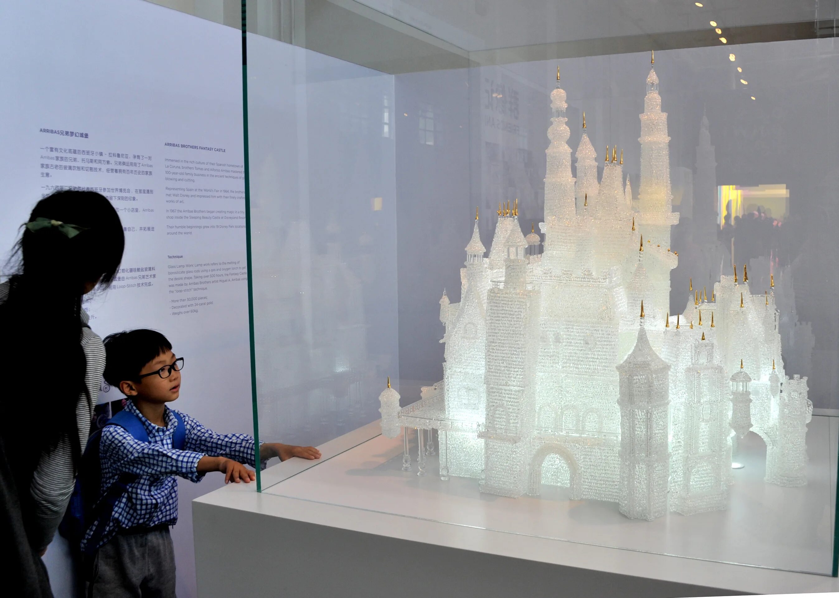 Стеклянный замок в Шанхае. Мигель Аррибас стеклодув. Замок из стекла. Стеклянный замок дети.