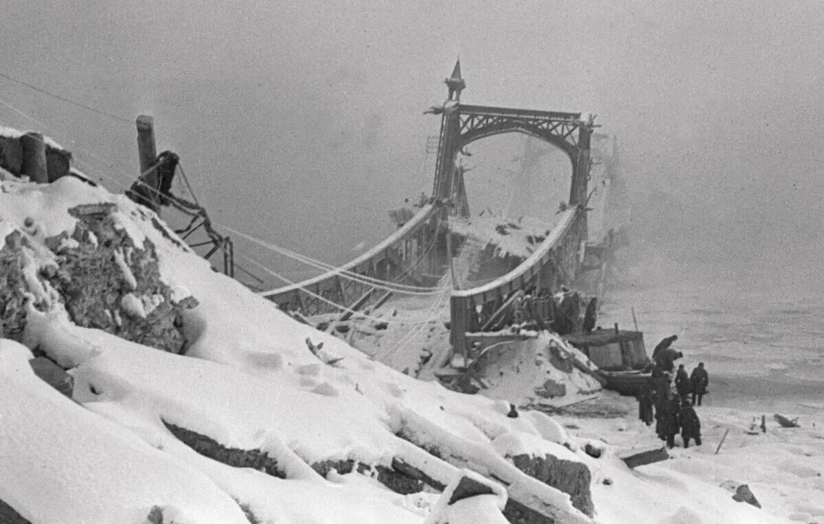 Новгород 1944 год. Великий мост Великий Новгород 1941. Великий Новгород ВОВ В годы войны 1941. Великий Новгород мост 1941.