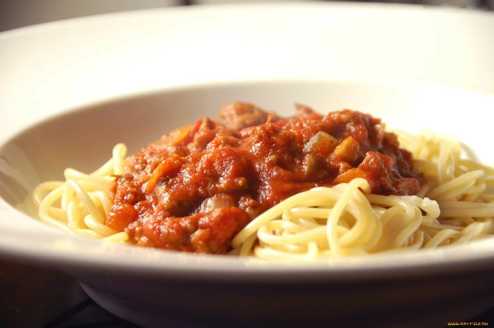 Спагетти болоньезе сыроварня. Макароны с подливкой. Макароны с мясным соусом. Спагетти с подливкой. Спагетти болоньезе томатная паста