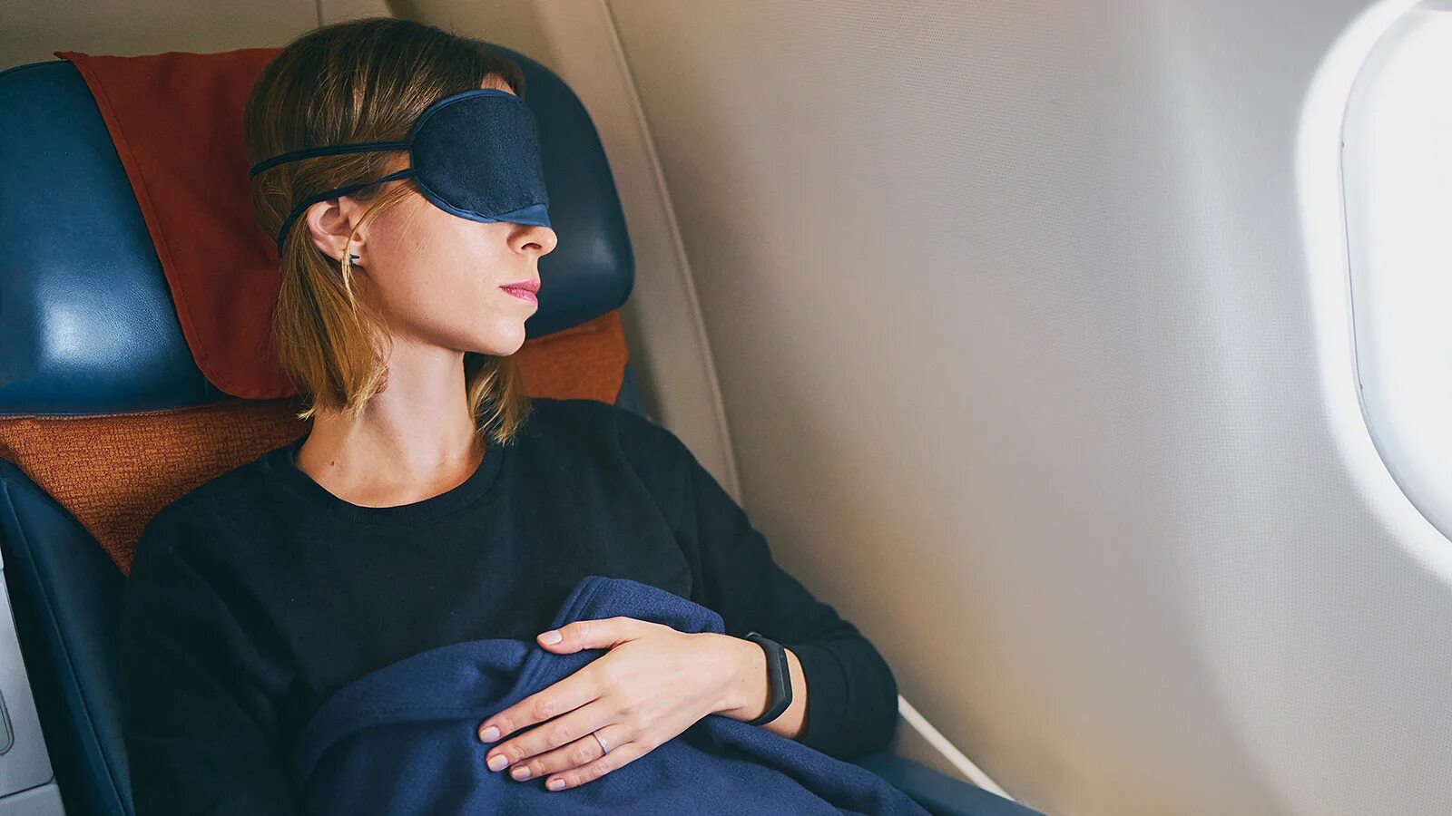 Девушка в самолете. Маска для сна в самолете. Сон в самолете. Спать в самолете.