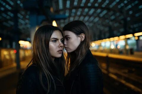 В петербурге две девушки