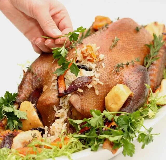 Утка фаршированная. Жареный гусь кусочками в духовке. Гусь в духовке целиком с рисом. Гусь запеченный с шампиньонами. Запеченный гусь.