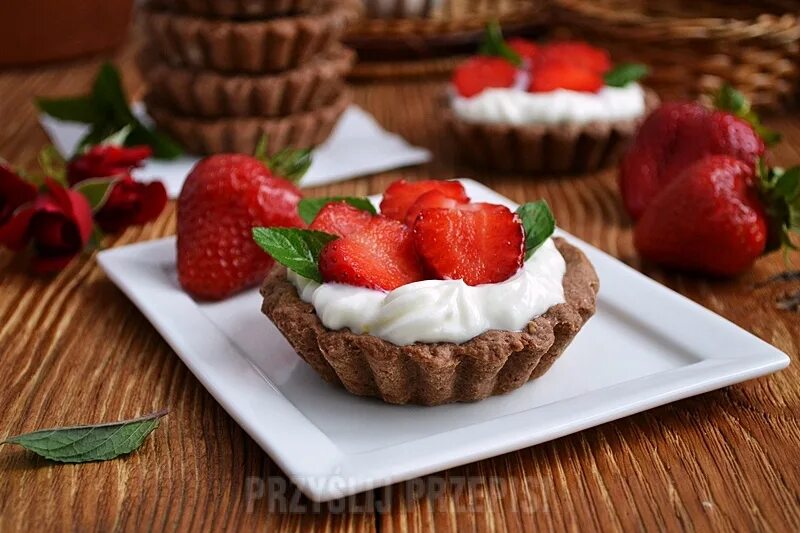 Пирожное корзинка с кремом. Корзиночка со сливочным кремом. Корзиночки со сливочным кремом. Пирожное корзинка. Пирожное корзиночка лакомка.