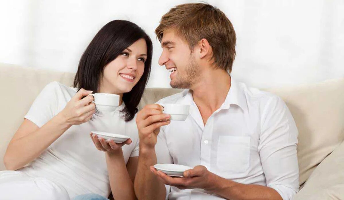 Выбрать супругу. Семейная пара пьет чай. Чай муж и жена. Мужчина и женщина уют. Семья пьет кофе.